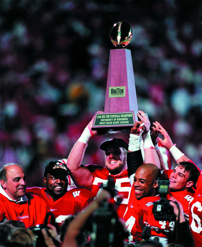 Chris McIntosh holding the Big Ten Championship Trophy (Credit: Rick Wood via Imagn Content Services, LLC)